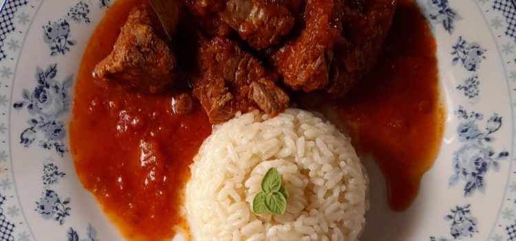 Μοσχαράκι κοκκινιστό με ρύζι πιλάφι