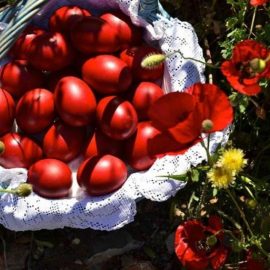 Γιατί οι Έλληνες βάφουν τα αυγά κόκκινα;